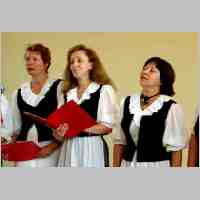 905-1093 Sonderfahrt nach Tapiau im Juni 2003. Ein Frauenchor aus Koenigsberg erfreute die Teilnehmer mit wunderschoenen Liedern und Volkstaenzen..jpg